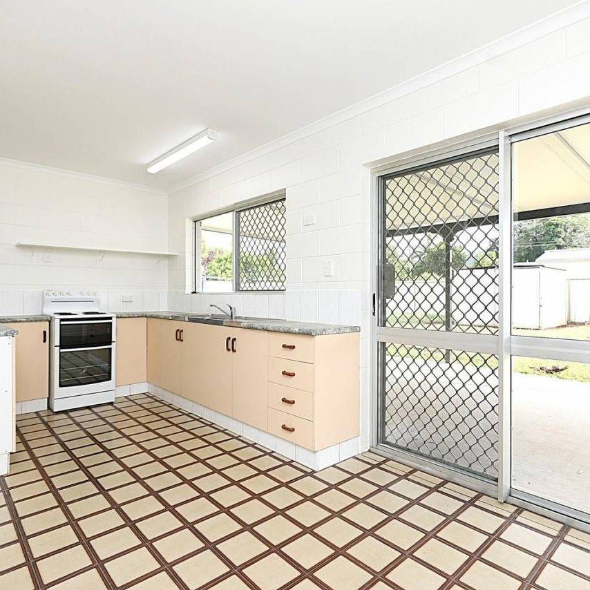 Freshly Painted - Tiled & AirConditioned - Large Patio - Garage - Photo 1