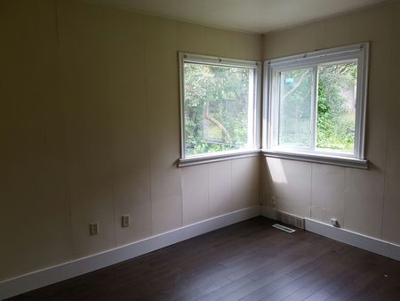 3 BDRMS MAINFLOOR FOR RENT IN PARKHILL SW NEAR STAMPEDE! - Photo 2