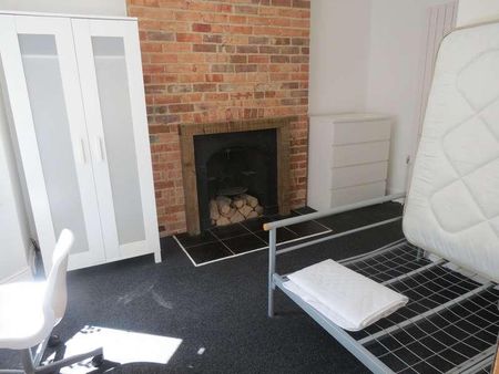 Bedroom Detached House In Winton, BH9 - Photo 3