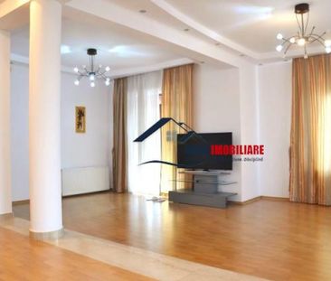 Locatie unica! Vila superba langa parc, lac si stadionul d - Fotografie 1