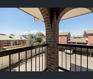Fantastic location with 2 bedrooms and rear courtyard - Photo 4