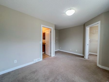 Modern 3 Bedroom Townhouse In Panatella | Garage | Fireplace - Photo 3