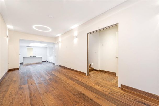 A stunning, recently refurbished two bedroom house a stone's throw away from Paddington Gardens. - Photo 1