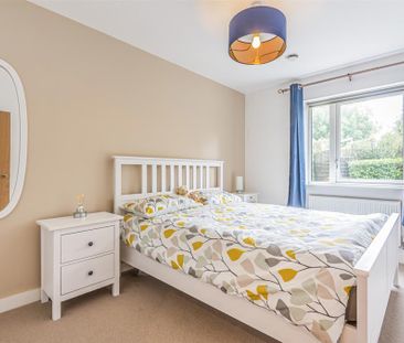 South Croydon, 137 Sanderstead Road - Photo 2