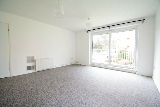 **2 Bedroom Flat in Meyrick Park** - Photo 1