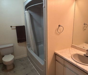 For Lease - 46 Kennedy Drive Unit# MAIN LEVEL, Kawartha Lakes, Ontario - Photo 2