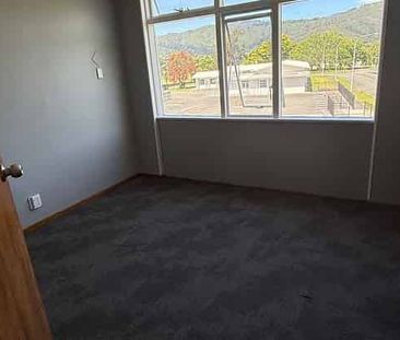 3-Bdrm Apartment in Epuni – Close to everything! - Photo 2