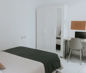 Room in a shared 4-bedroom apartment for rent in el Gòtic - Photo 5