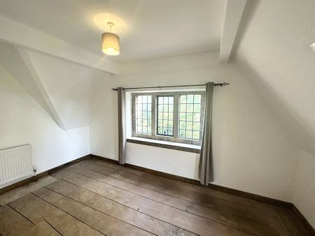 A refurbished Grade II listed period cottage in this desirable village, built in 1914 by the renowned Arts and Crafts architect Ernest Gimson. - Photo 3