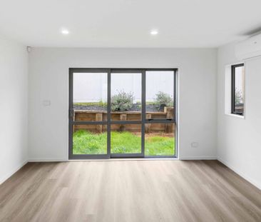 Modern 3 bedroom townhouse with water views in quiet cul-de-sac! - Photo 2