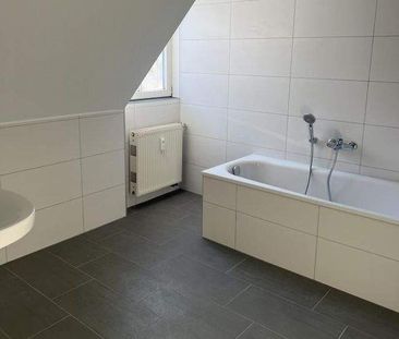 Individuelle und geräumige Dachwohnung! Tageslichtbad mit Wanne und... - Foto 1