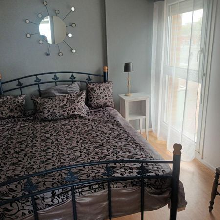 Jolie appartement meublé vue mer. Il se compose d'une pièce de vie avec cuisine aménagée, une ... - Photo 3