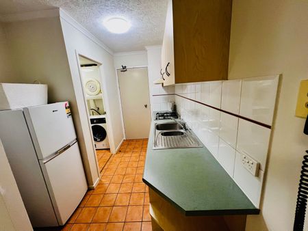 spacious one bed unit close to everything one week rent free - Photo 4