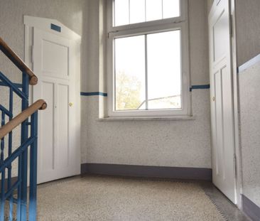 modernes Laminat • Tageslichtbad • Südbalkon • 2 Raumwohnung • Einb... - Photo 1