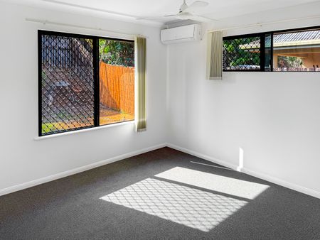 SPACIOUS FAMILY HOME - Photo 2