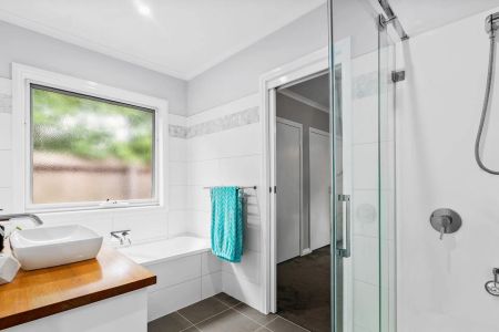 Modern low maintenance living in a prime location. - Photo 2