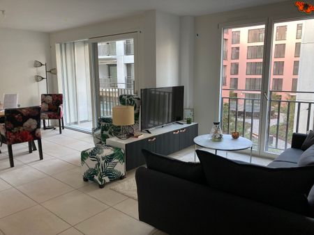 CHARMING 2 ½ BEDROOM APARTMENT AT THE STATION! - Photo 4