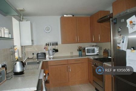 3 bedroom semi-detached house to rent - Photo 4