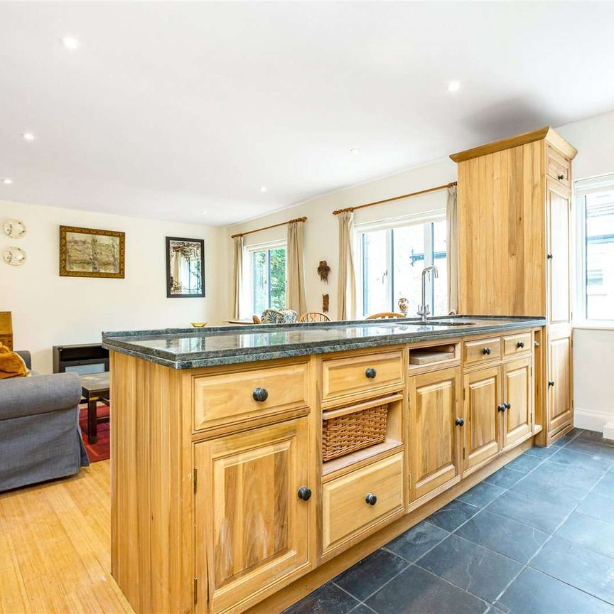 SHORT LET: A fantastic split level 2 bedroom detached house available for a short let. - Photo 1