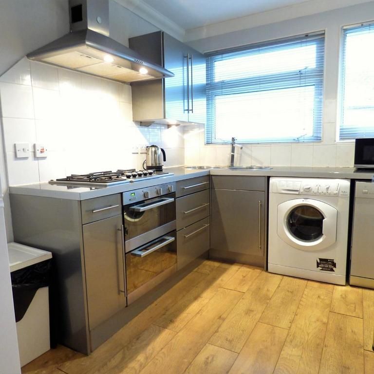 3 bedroom end of terrace house to rent - Photo 1