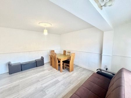 Whitchurch Road, Harold Hill, RM3 9EU, Property for rent - Photo 2