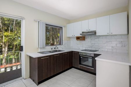 Bright & Sunny Two Bedroom Apartment - Photo 4