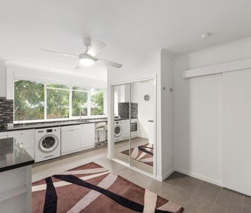 Studio living in the heart of St Kilda - Photo 1
