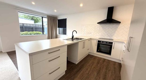 Modern 3 bedroom, 2 bathroom - Photo 1