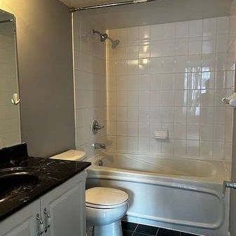 Burnhamthorpe/Confederation Pkwy-Sunny Spacious 2 Bdrm 2 Bathrm - Photo 4