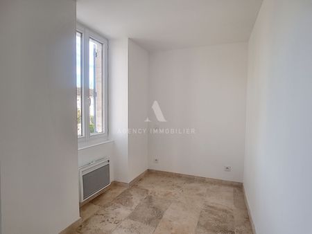 NOVES centre du village, T3 avec cour et place de parking, - Photo 4