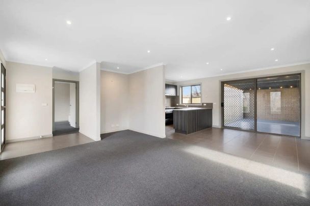 “Light-Filled Home with Private Outdoor Space in Waterhaven Estate !!” - Photo 1