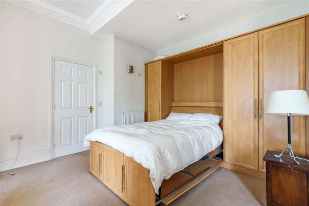 A first floor apartment to rent in a characterful building within a mile from the heart of Reading town centre. - Photo 1