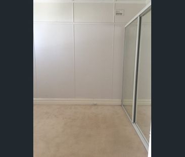 For Rent - One Bedroom Semi House with Parking - Photo 6