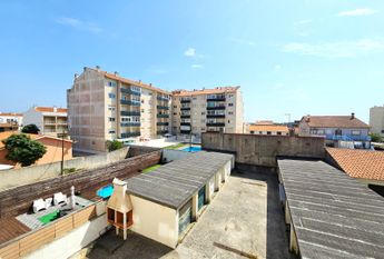 2 bedroom flat with balcony a stone's throw from Vageira Beach!