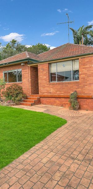 Spacious 3-Bedroom Home in a Convenient Seven Hills Location - Photo 2