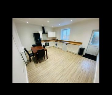 2 Bed Terraced House, St. Johns Lane, BS3 - Photo 2