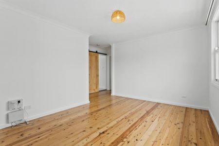 Stylishly renovated coastal retreat - Photo 5