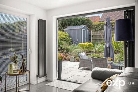 4 bedroom detached house to rent - Photo 4