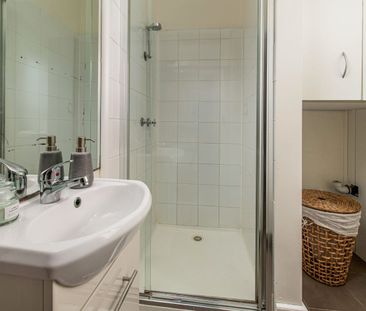 LIGHT AND BRIGHT ONE BEDROOM APARTMENT ON GROUND FLOOR! - Photo 6