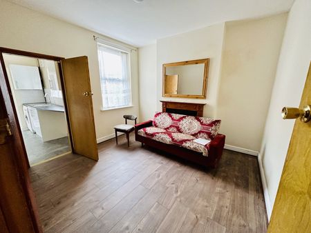 5 Bed Terraced House, Hungerton Street, NG7 - Photo 2