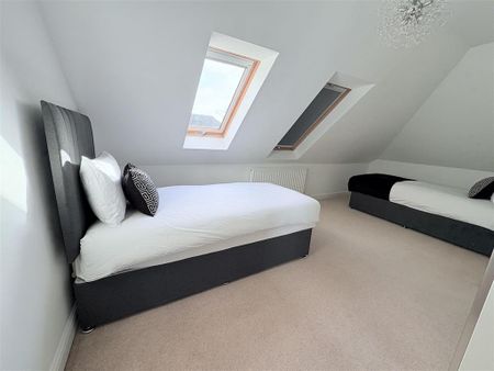 4 bedroom detached house to rent - Photo 2