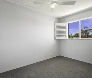 2 bedroom unit with own lock up garage - Photo 4