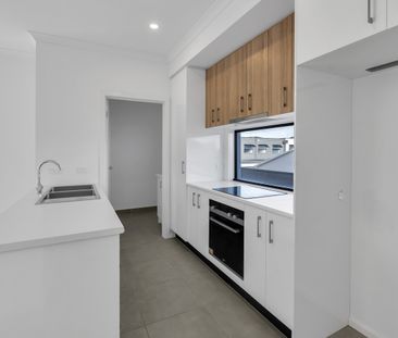 Charming Townhouse - Photo 3