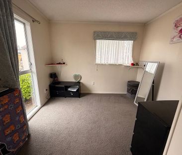 Modern 3 Bedroom Luxury Home - Photo 3