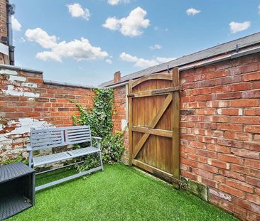 2 bedroom end of terrace house to rent - Photo 1