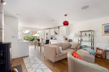 4 bedroom semi-detached house to rent - Photo 3