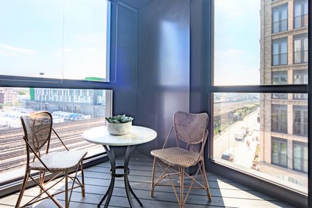 Impressive two-bedroom apartment in Nine Elms - Photo 2