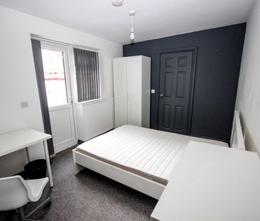 4 Bed Terraced House, Keswick Grove, M6 - Photo 2