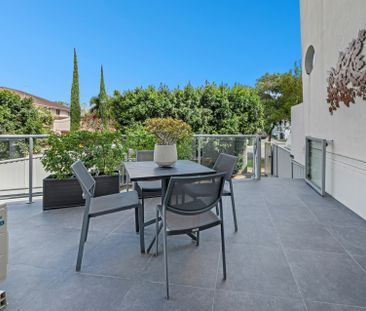 Upmarket apartment with a private courtyard - Photo 5