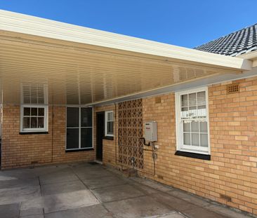 Tram /Bus to city or beach with Gym next door - Photo 4